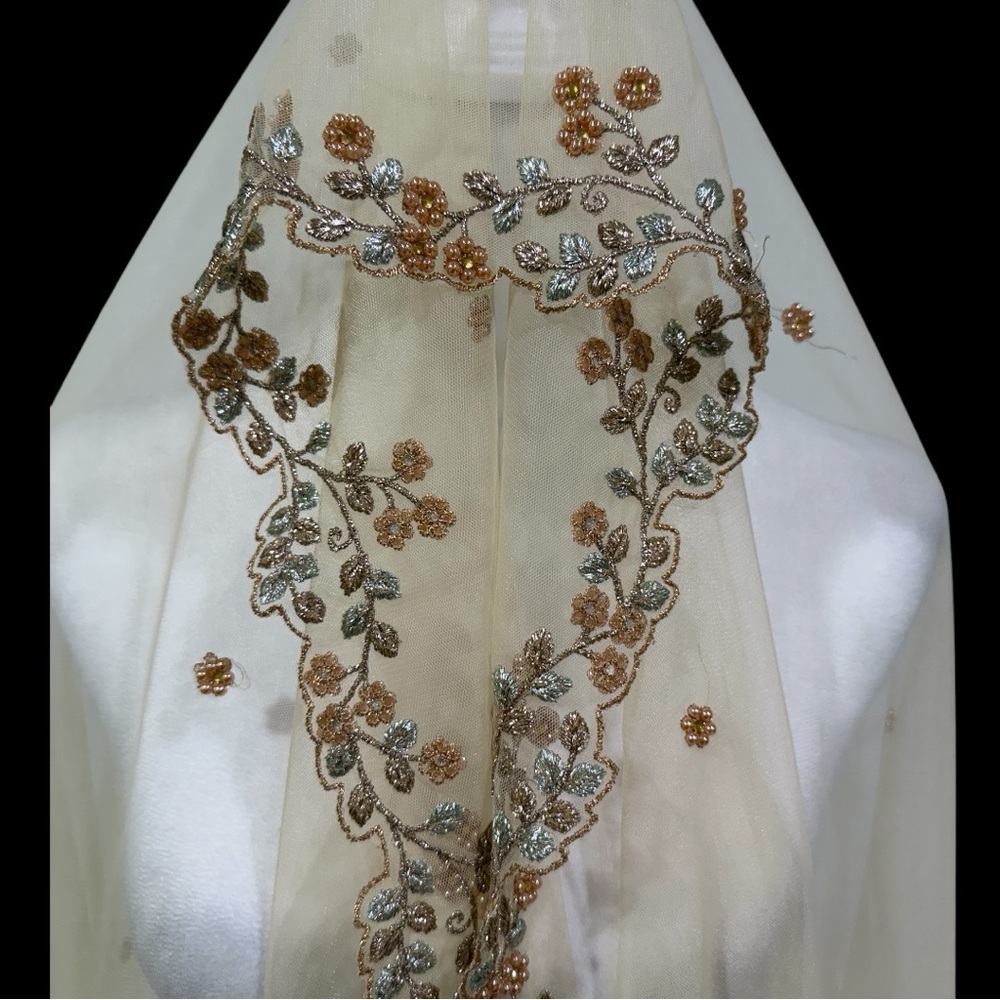 🆕 Elegant Zari Embroidered Net Dupatta with pearl – Gold & Silver Floral Design